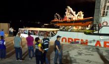 Capture d'image d'une vidéo diffusée par Local Team le 21 août 2019 montrant le bateau humanitaire espagnol Open Arms dans le port de Lampedusa