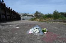 Des fleurs déposées le 3 août 2019 sur un quai longeant la Loire, non loin du lieu de découverte du corps de Steve Caniço