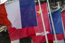 Des drapeaux chinois et français flottent au vent à Paris, lors d'une visite d'Etat du président Xi Jinping, le 25 mars 2019