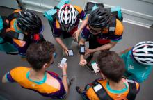 Des cyclistes attendent de recevoir des instructions de Deliveroo, le 3 juillet 2018 à Saint-Ouen, au nord de Paris