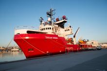 Le navire affrété par SOS Méditérannée et Médecins Sans Frontières, l'Ocean Viking, avant son départ du port de Marseille le 4 août 2019