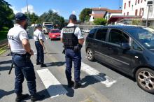Des policiers à un point de contrôle, le 22 août 2019 à Hendaye