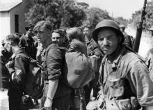 Des prisonniers allemands sous la surveillance de tirailleurs algériens à Marseille en août 1944