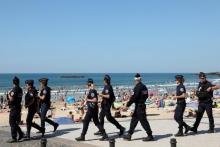 Des CRS en patrouille le long de la Grande Plage de Biarritz, le 22 août 2019 avant le sommet du G7