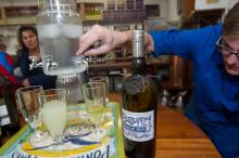 Un employé d'une distillerie de Pontarlier, dans l'est de la France, sert des verres d'absinthe, le 13 janvier 2015