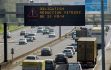Un panneau intime aux automobilistes de réduire leur vitesse, le 10 avril 2015 sur le périphérique de Lille