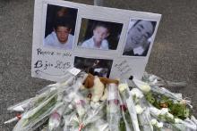 Des fleurs déposées en hommage aux trois adolescents tués par l'explosion, le 14 juin 2015 à Bas-en-Basset, dans le centre de la France