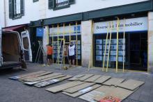 Travaux en cours le 23 août 2019 pour protéger les vitrines d'une agence immobilière à Bayonne