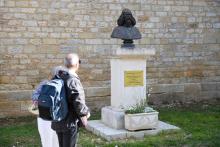 Des visiteurs observent le buste de Orélie-Antoine Ier, né Antoine Rounens, à Tourtoirac en France, le 17 août 2019