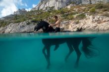 Manolo s'entraîne avec son cheval Indra dans la Calanque de Sormiou, à Marseille, le 4 septembre 2019