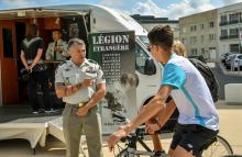 Un membre de la Légion étrangère (G) participe à une campagne de recrutement, le 7 août 2019 à Berck, dans le nord de la France