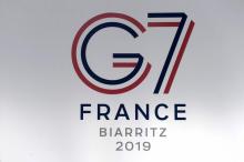 Le logo du sommet du G7 est exposé le 20 août 2019 à Biarritz, dans le sud-ouest de la France, où il se déroulera du 24 au 26 août 2019