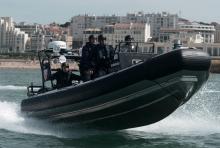 Des membres du SPI4G et des CRS patrouillent en bateau au large de Biarritz avant le G7, le 21 août 2019