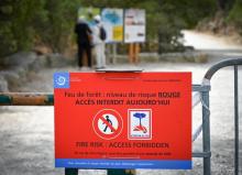 Un panneau interdit en raison des risques d'incendie l'accès du parc national des Calanques, près de Marseille, le 13 août 2019.