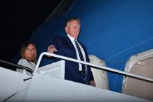 Le président américain Donald Trump (d) et son épouse Melania s'apprêtent à s'envoler pour rejoindre le sommet du G7 en France, le 23 août 2019 à Joint Base Andrews (Maryland)
