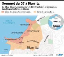 Christophe Castaner serre la main d'un gendarme à son arrivée au quartier général du commandement interministériel (PCI) du G7 à Biarritz le 20 août 2019