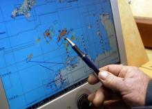Le patron-pêcheur Yvon Caroff indique le 19 décembre 2006 sur une carte marine l'endroit où il a repêché un fémur appartenant au docteur Yves Godard