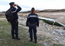 Deux gendarmes patrouillent sur la plage de Tardinghen, près de Calais dans le nord de la France, le 4 avril 2019