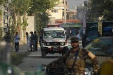 Une ambulance arrive près du site d'une université américaine à Kaboul le 25 août 2016