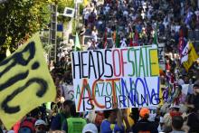 Des milliers d'opposants au G7 ont déflié samedi d'Hendaye à Irun, ici avec une pancarte appelant les chefs d'Etat réunis à Biarritz à agir pour stopper les feux en Amazonie
