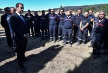 Le ministre de l'Intérieur Christophe Castaner (G) rencontre les pompiers mobilisés sur les incendies dans le Gard, le 3 août 2019 à Générac