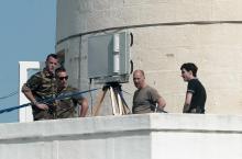 Des militaires installent un dispositif au premier étage du phare de Biarritz le 13 août 2019