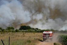 Le feu fait rage à Vauvert (Gard) dans le secteur où s'est écrasé un bombardier d'eau, le 2 août 2019