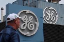 Un salarié passe devant le logo de General Electric, le 3 juin 2019 à Belfort