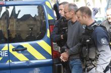 Des gendarmes escortent l'ex-militant anticapitaliste Vincenzo Vecchi au tribunal de Rennes le 14 août 2019.