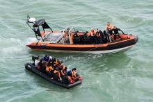 La Marine nationale porte secours à une embarcation de migrants qui tentaient de traverser La Manche pour atteindre les côtes britanniques, le 5 août 2019 au large de Graveline