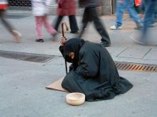 Une mendiante dans la rue.