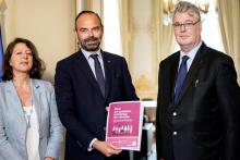 Le haut-commissaire à la réforme des retraites Jean-Paul Delevoye remet son rapport au Premier ministre Edouard Philippe, le 18 juillet 2019 à Matignon