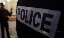 Badge "police" au dos d'un policier, le 14 janvier 2016 à Boulogne-sur-Mer