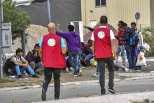 Des membres de l'OFII vont à la rencontre de migrants à Calais en août 2017