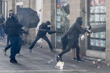 Des manifestants attaquent une agence immobilière lors du rassemblement national des "gilets jaunes", samedi 14 septembre à Nantes