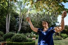 La sculptrice Manon Damiens installe ses oeuvres dans le jardin d'un habitant de Saint-Saturnin dans le cadre du festival "Les jours de Lumière" le 26 septembre 2019