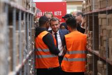 Le président français Emmanuel Macron visite un chantier d'insertion à Bonneuil-sur-Marne le 10 septembre 2019
