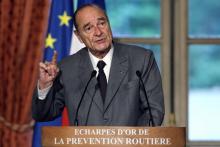 Le président Jacques Chirac prononce un discours, le 23 novembre 2006 au palais de l'Elysée à Paris, lors de la remise des "Echarpes d'or 2006" de la Prévention routière, qui récompense les meilleures