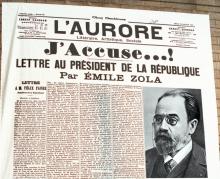Reproducton de la Une de l'Aurore du 13 janvier 1898 avec insertion d'un portrait non daté du romancier Emile Zola