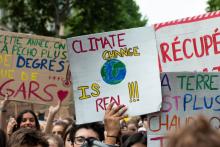 Des jeunes manifestent pour demander des mesures urgentes contre le réchauffement climatique le 24 mai 2019 à Paris