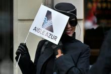 Des employés de la compagnie aérienne Aigle Azur manifestent devant le ministère des Transports à Paris