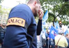 Des membres du syndicat policier Alliance manifestent devant le siège du parti La France Insoumise le 26 septembre 2019