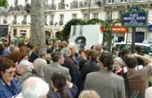 Rassemblement pour l'inauguration d'une place Maurice Audin, en mai 2004 à Paris, en présence de sa veuve Josette Audin
