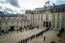 File d'attente pour signer les registres de condoléances installés à l'Elysée après le décès de l'ancien président de la République Jacques Chirac, le 28 septembre 2019 à Paris