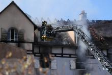 Les pompiers en lutte contre un incendie peut-être criminel qui a tué un enfant de 11 ans le 3 septembre 2019 à Schiltigheim, banlieue de Strasbourg