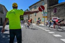 Un volontaire des organisateurs du Tour cycliste féminin international de l'Ardèche, le 13 septembre 2019 près de Saint-Paul-le-Jeune