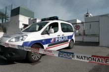 Une voiture de police est stationnée le 29 octobre 2019 devant la mosquée de Bayonne, au lendemain d'une attaque qui a fait deux blessés