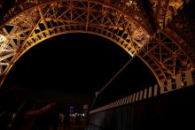 L'installation artistique de Daniel Buren "Paris recadre, travail in situ" sous la Tour Eiffel, lors d'une présentation avant la Nuit Blanche, le 4 octobre 2019 à Paris