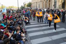 Des militants écologistes d'Extinction Rebellion (XR) assis en travers du quai de la Mégisserie, pour bloquer le passage Place du Chatelet et le pont au Change, le 7 octobre 2019