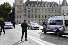 Des policiers près de la Préfecture de police, le 3 octobre 2019 à Paris, après une attaque au couteau